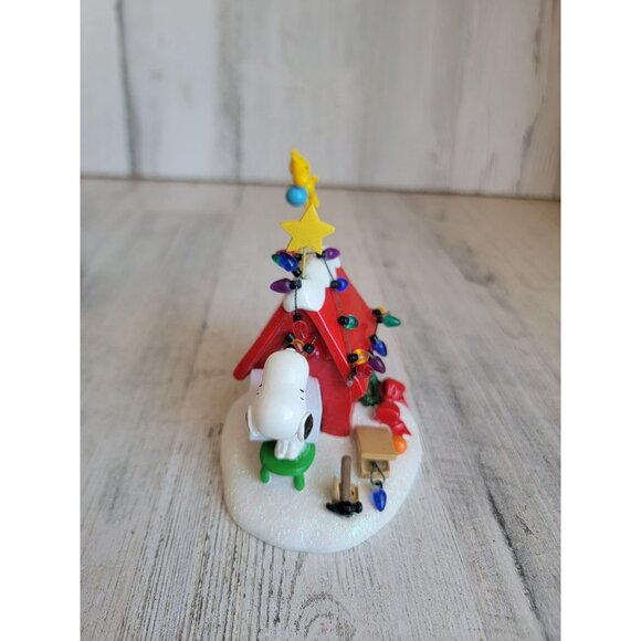Dept 56 getting ready for Christmas snoopy village accessory - Picture 4 of 6